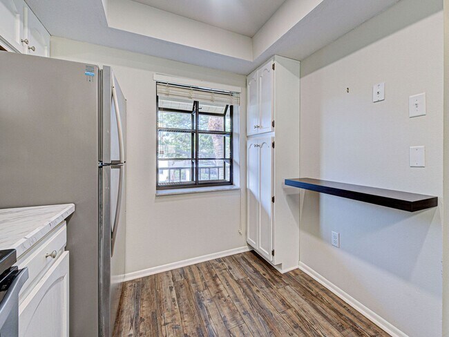 Building Photo - 2BD/2BA Mission Lakes Condo