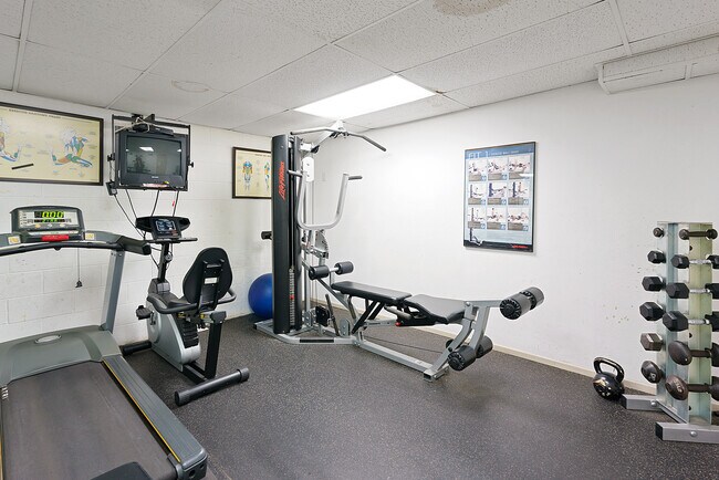Building Photo - 906 N Doheny Dr
