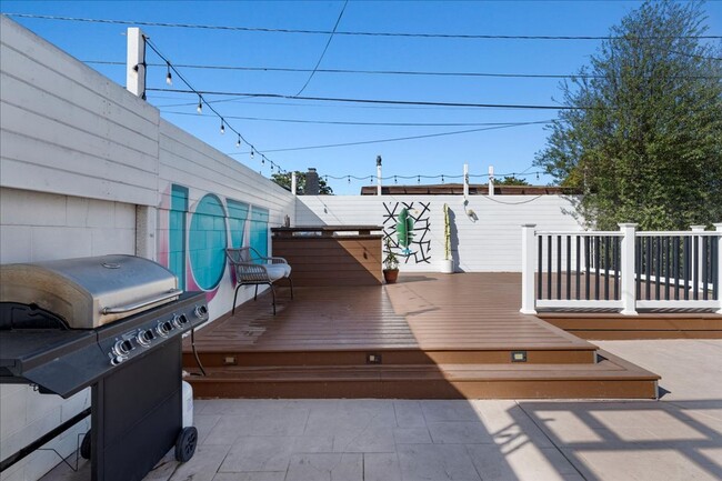 Building Photo - 3 Bed 1 Bath Furnished Home For Rent in La...