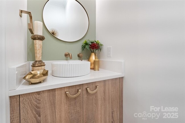 Building Photo - 705 S Torrence St