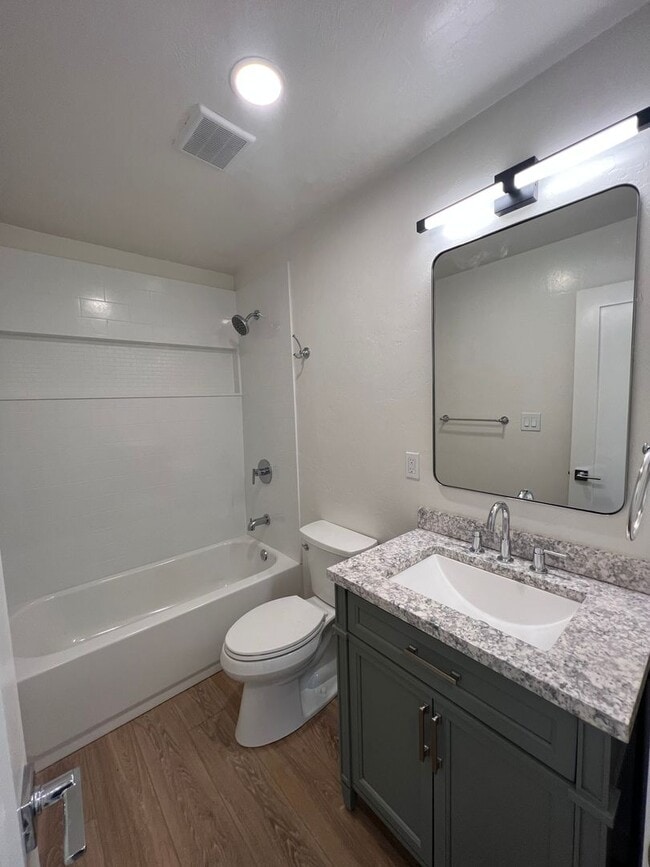 Building Photo - **Expertly Updated 2BDRM/1BTH** SCHEDULE A...