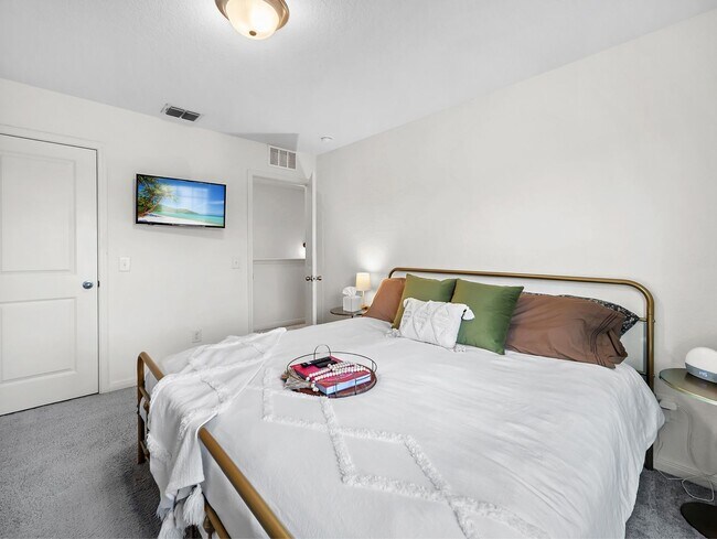 Building Photo - 5484 Rue Girard