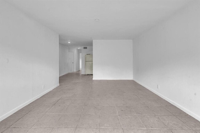 Building Photo - 5748 NW 27th Ct