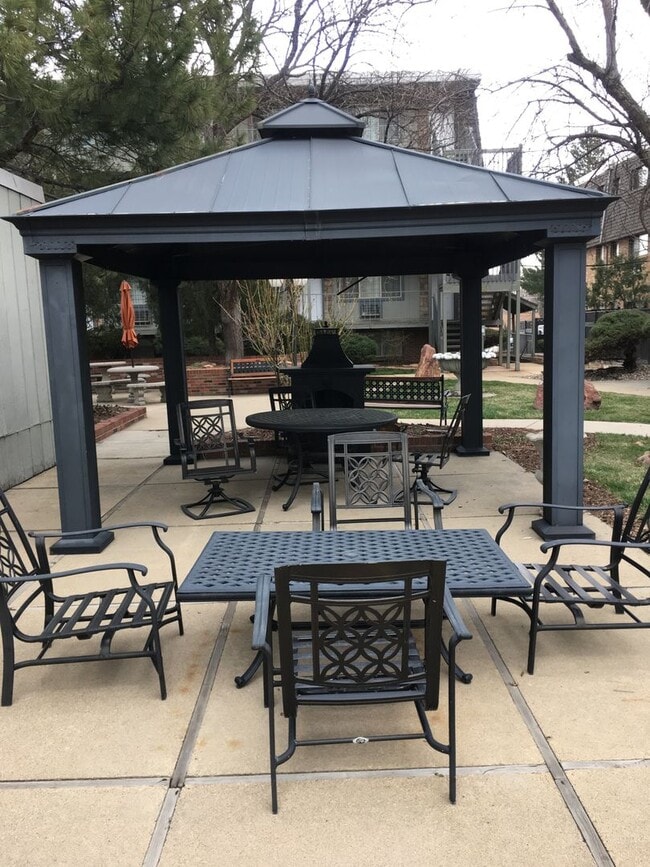 Building Photo - ONE MONTH FREE! Pet-friendly 1 BD/1 BA in ...