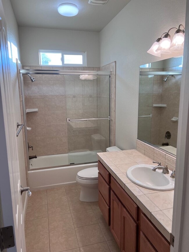 Building Photo - 3 bedroom, 2.5 bathroom home in great Neig...