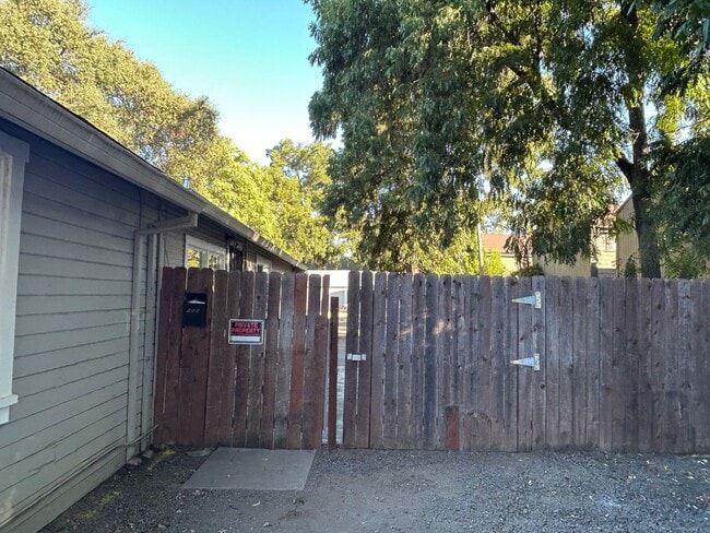Building Photo - 4 bedroom 2 bath next to Chico State.