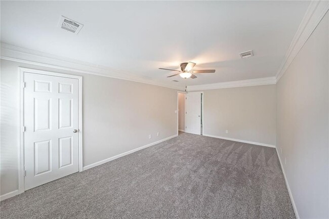 Building Photo - 2620 Valencia Dr NE