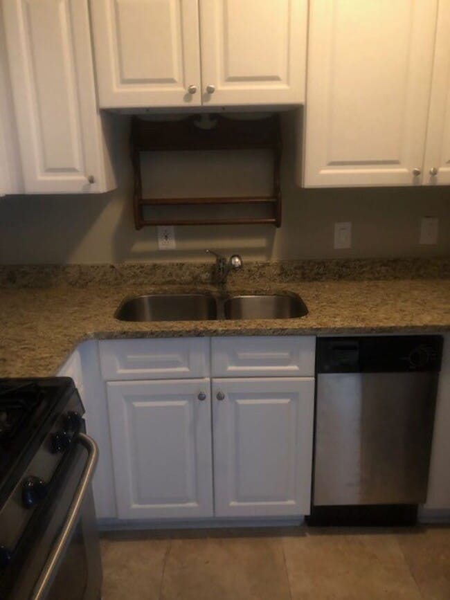 Building Photo - * Move In Special- $500.00 of 1st Month Re...