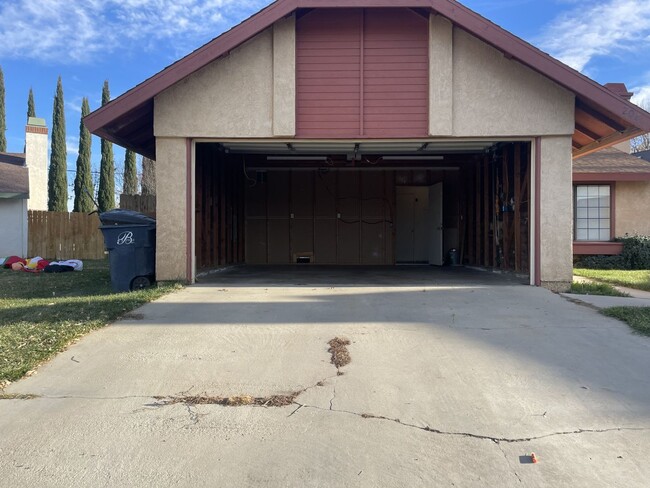 Building Photo - Located in the Heart of Tehachapi!