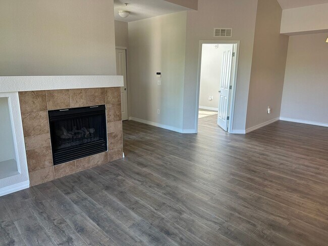 Building Photo - Updated upper floor condo with great south...