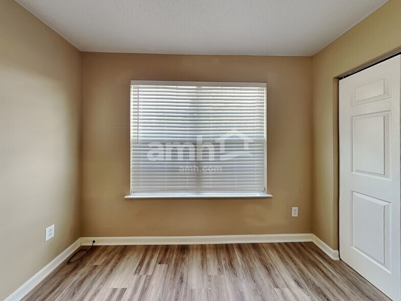 Building Photo - 208 Winding Willow Trl