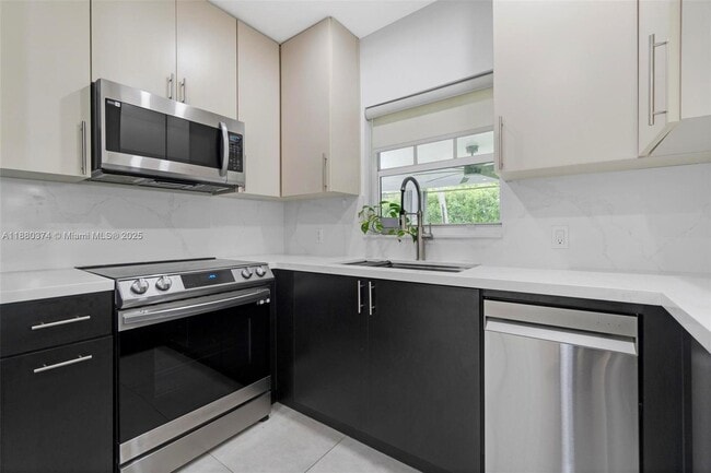 Building Photo - 570 SW 45th Ave