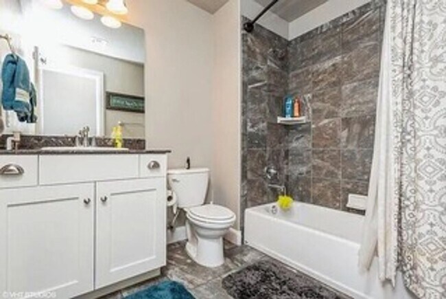 Building Photo - Bright & Spacious Desert Townhome