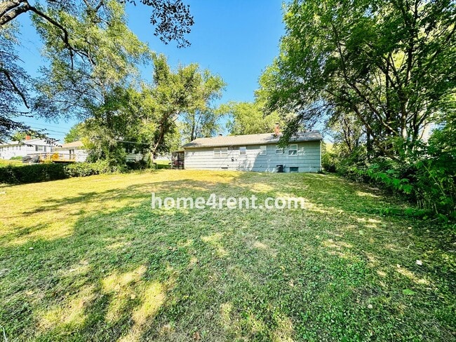 Building Photo - Ranch Style Home in KCMO w/ LVP Floors, SS Appliances and a Fenced Yard!