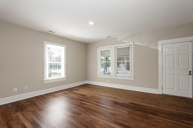 Building Photo - Recently Renovated Three bedroom Home!