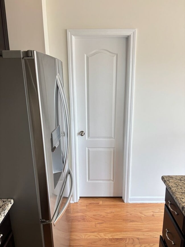 Building Photo - Renovated 3Bd, 2.5Ba End Unit Lake Norman Townhome with Fenced-in Yard and 1 Car Garage Coming Soon