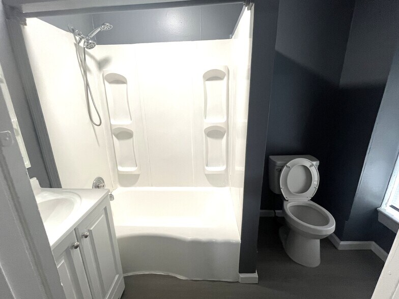 Building Photo - 909 W 17th St