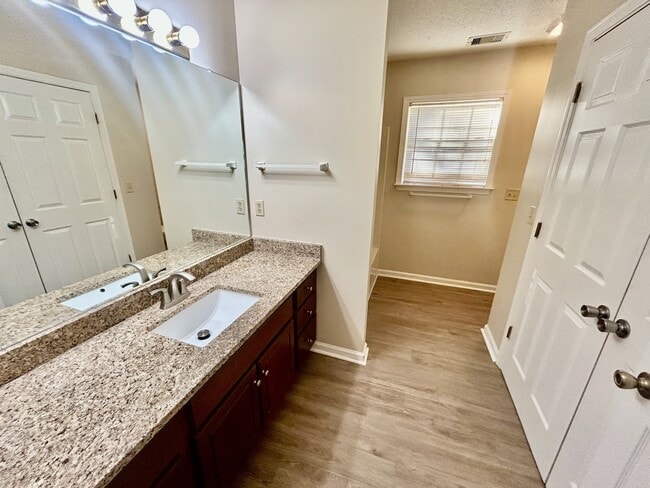 Building Photo - 802 N Taylor Ct