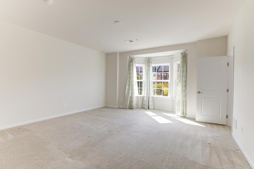 Building Photo - 13643 Air and Space Museum Pky