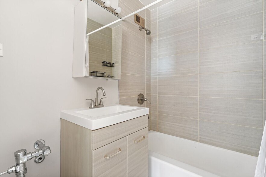 Building Photo - 1450 E 55th Pl