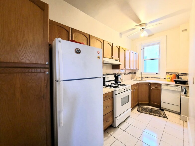 Building Photo - 1056 Beacon St