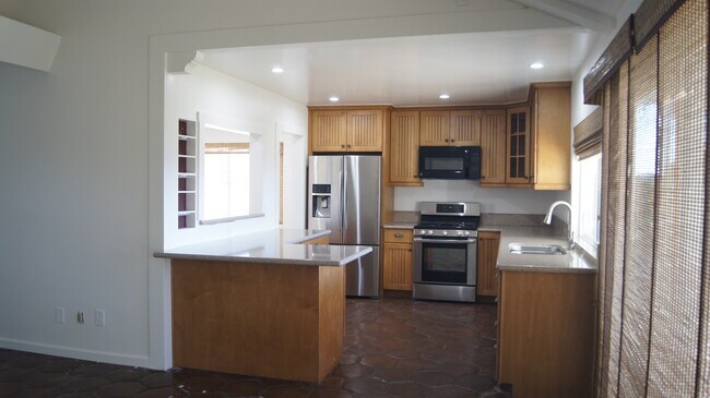 Building Photo - 27403 Garza Dr