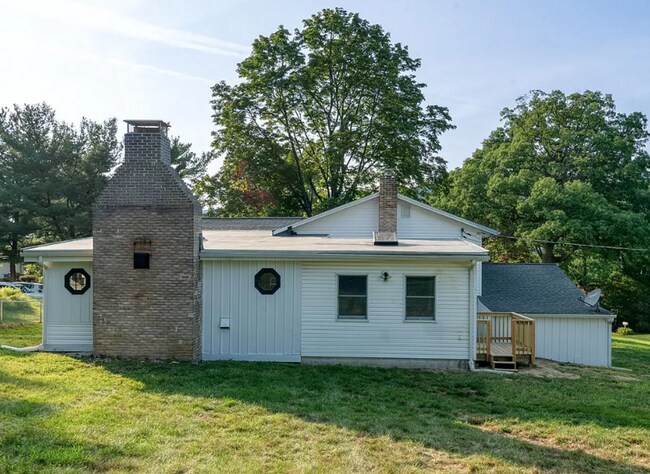 Building Photo - Spacious 3 bedroom home