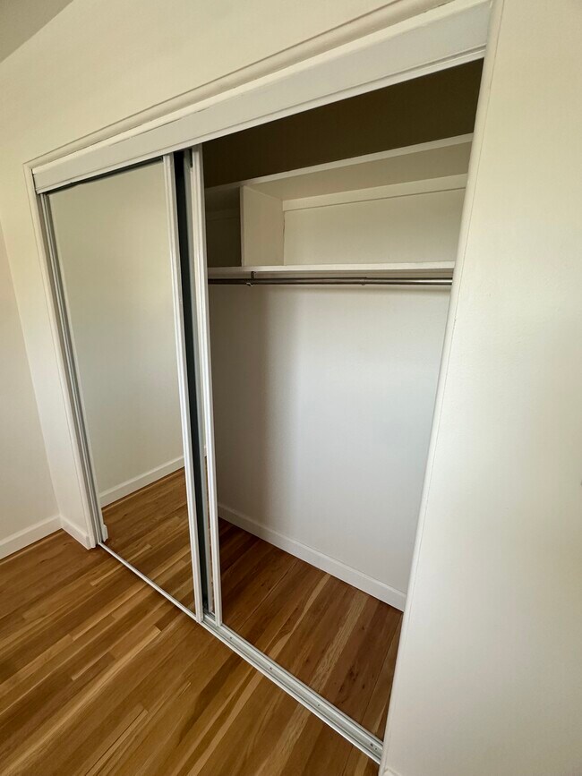 Building Photo - 100 W Hickory Grove Rd