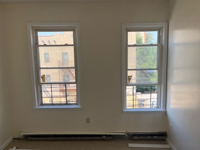 Building Photo - 7xx E 214th St