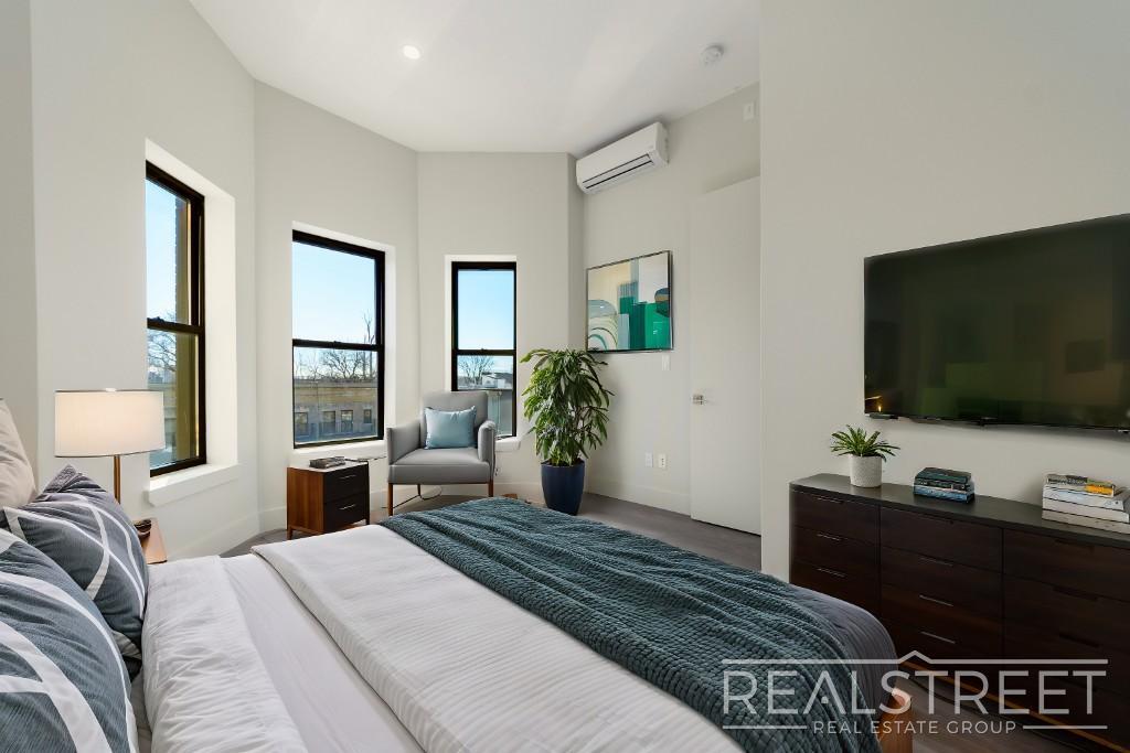 Building Photo - New Modern 2 Bed w Full Amenities + Dishwa...