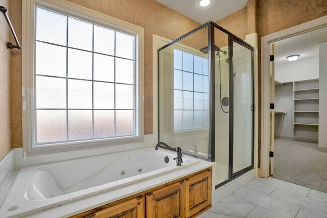 Building Photo - Executive Bentonville Home convenient to WM Home Office and more!