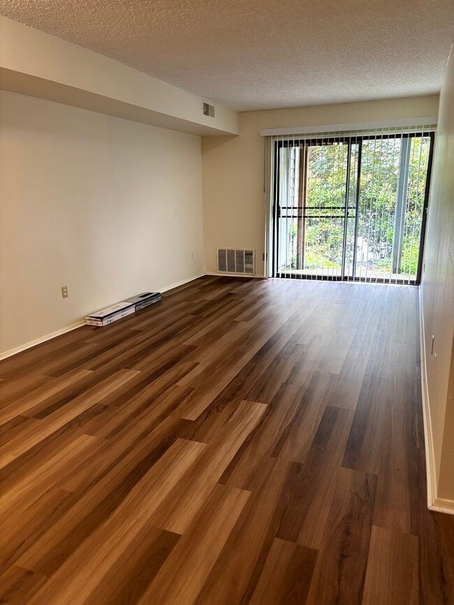Building Photo - 1 bedroom condo near Washington Square