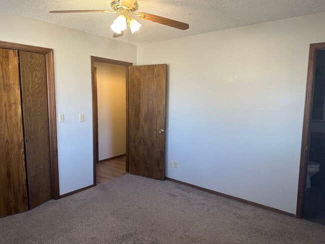 Building Photo - 1352 Meadow Ln