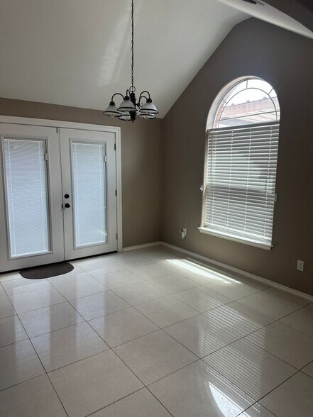 Building Photo - 720 S Logan Dr