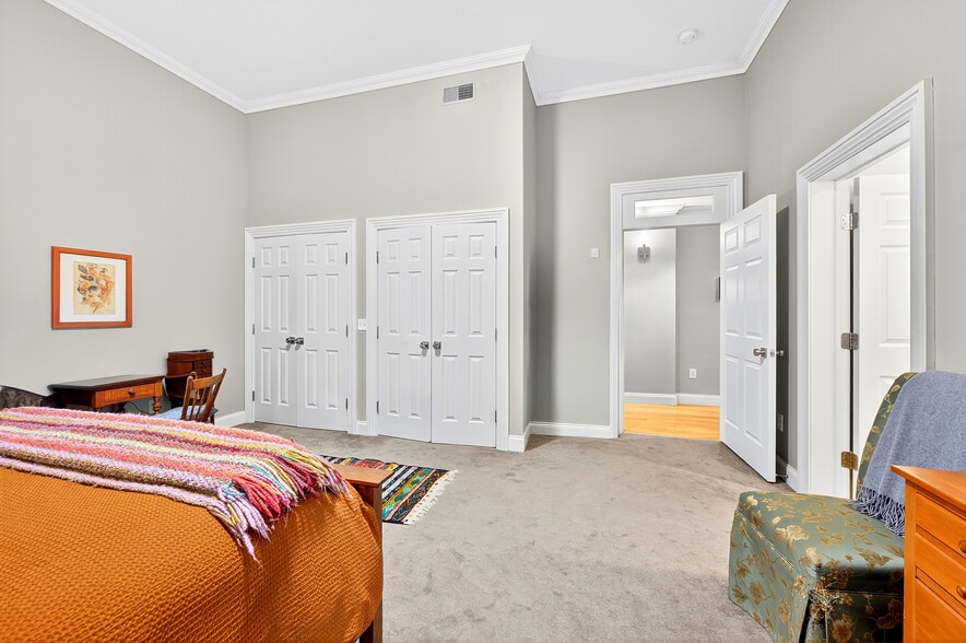 Building Photo - 325 S Salina St