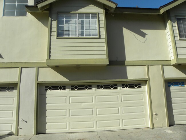 Building Photo - 2 Story Townhome Style 2 bedroom 2 bath