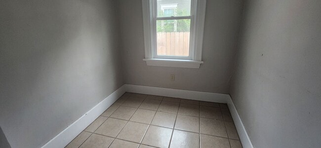 Building Photo - Beautiful 2 Bedroom / 1 Bath House