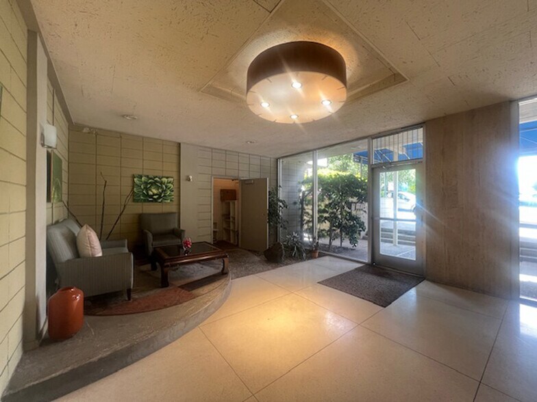 Building Photo - 811 York St