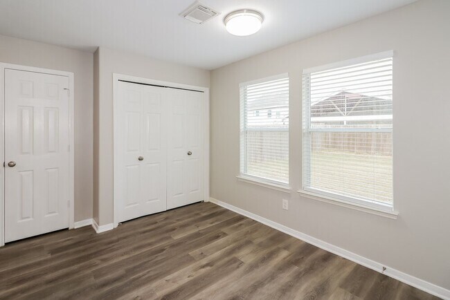 Building Photo - 6207 Winter Oak St