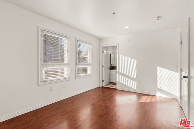 Building Photo - 2667 Menlo Ave