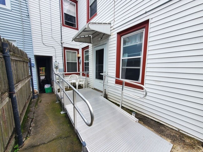 Building Photo - Charming 4BR/2BA Home with First-Floor Bed...