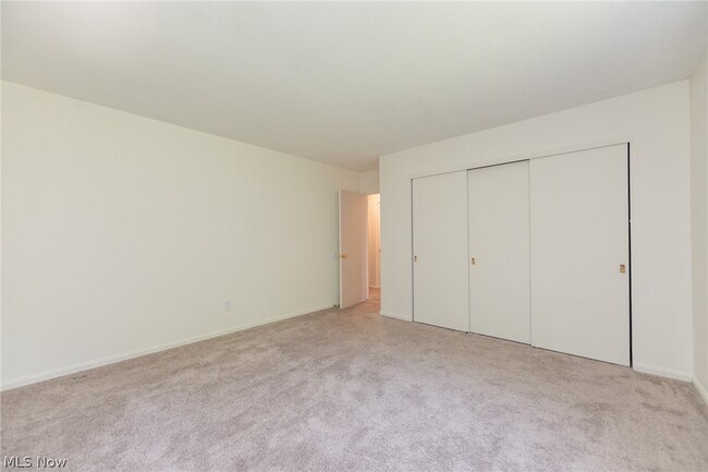 Building Photo - 7020 Carriage Hill Dr