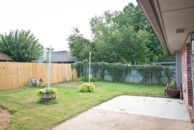 Building Photo - 608 Coopers Hawk Dr