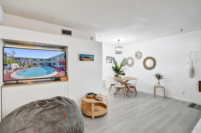 Building Photo - 4658 Bougainvilla Dr