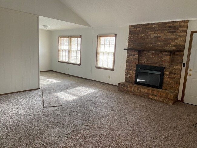 Building Photo - Like new, ranch home near Bass Pro, fully ...