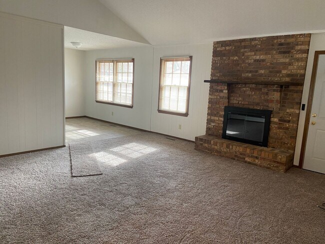 Building Photo - Like new, ranch home near Bass Pro, fully renovated interior,