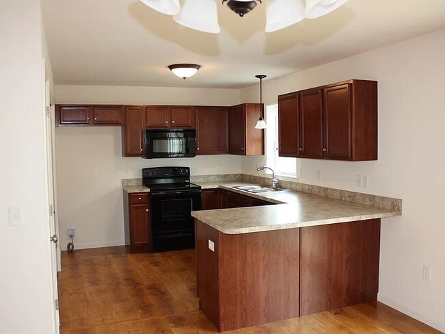 Building Photo - This bright & cheery luxury townhouse