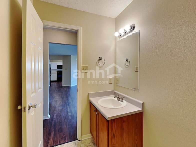 Building Photo - 1361 Redwood Dr