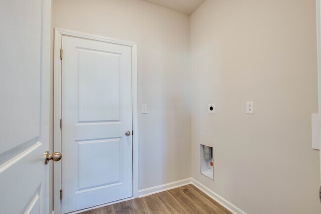 Building Photo - 2404 Alberto Dr