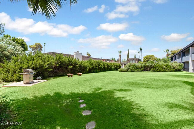 Building Photo - 7350 N Pima Rd